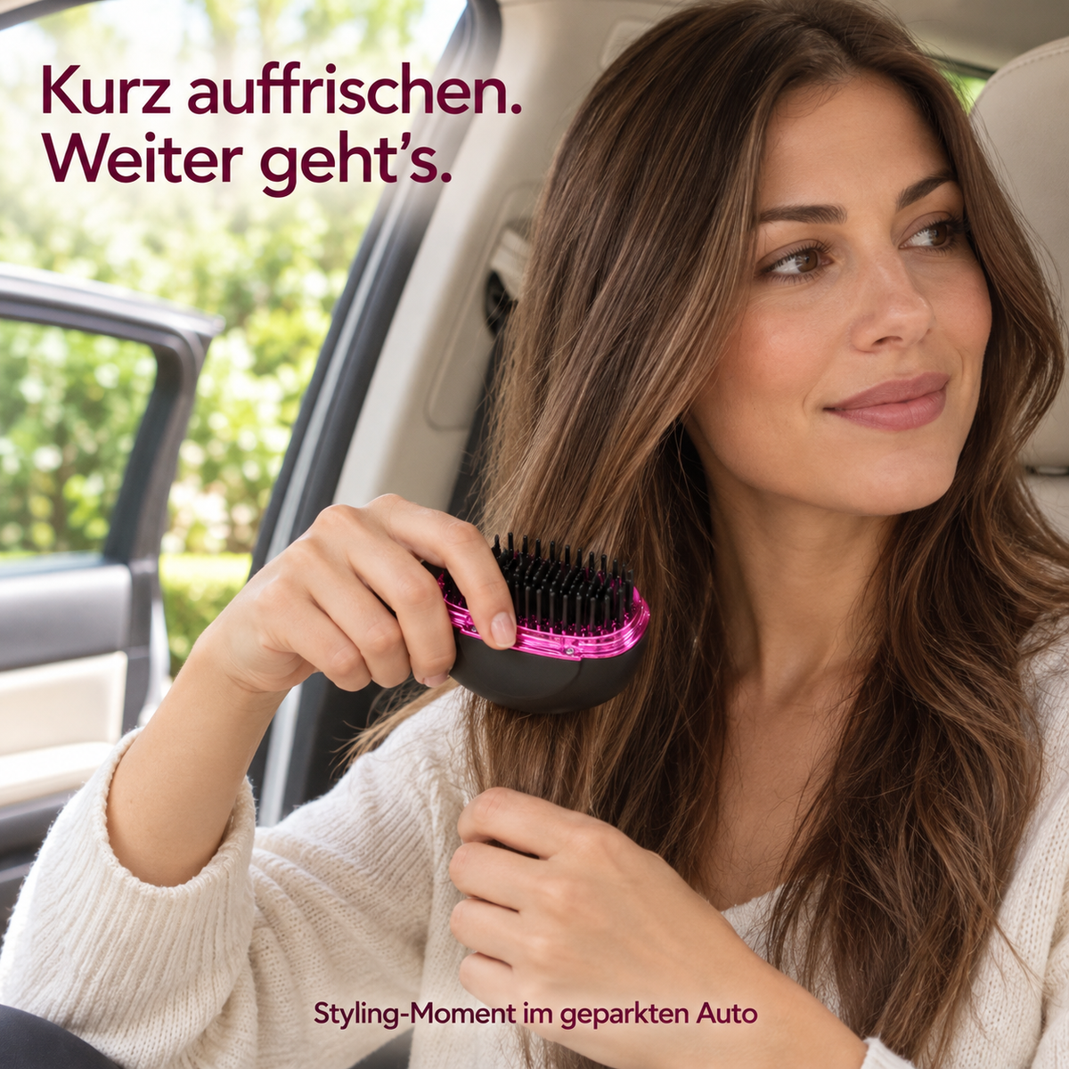Styling mit der Mini-Glättbürste im geparkten Auto – inszeniertes Lifestyle-Motiv