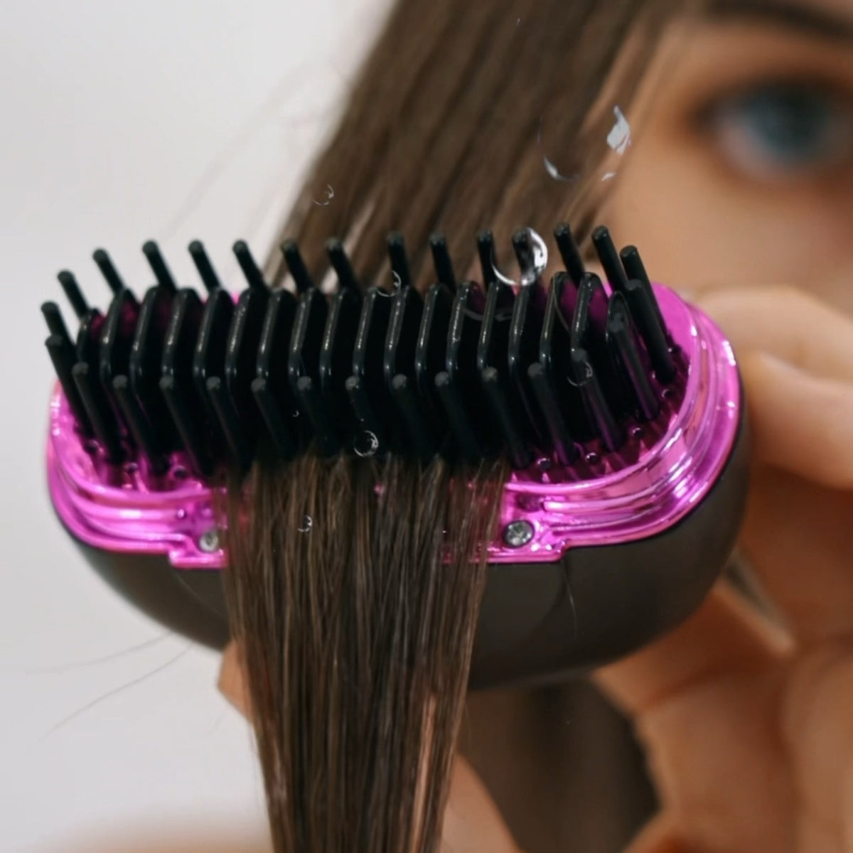 Glowphoria Glättbürste to go beim Stylen einer Haarsträhne