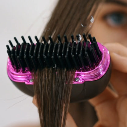 Glowphoria Glättbürste to go beim Stylen einer Haarsträhne